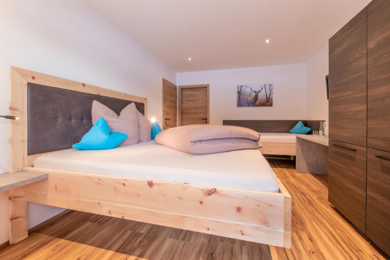 Schlafzimmer 1 mit Doppel-Zirbenbett & Zusatzbett
