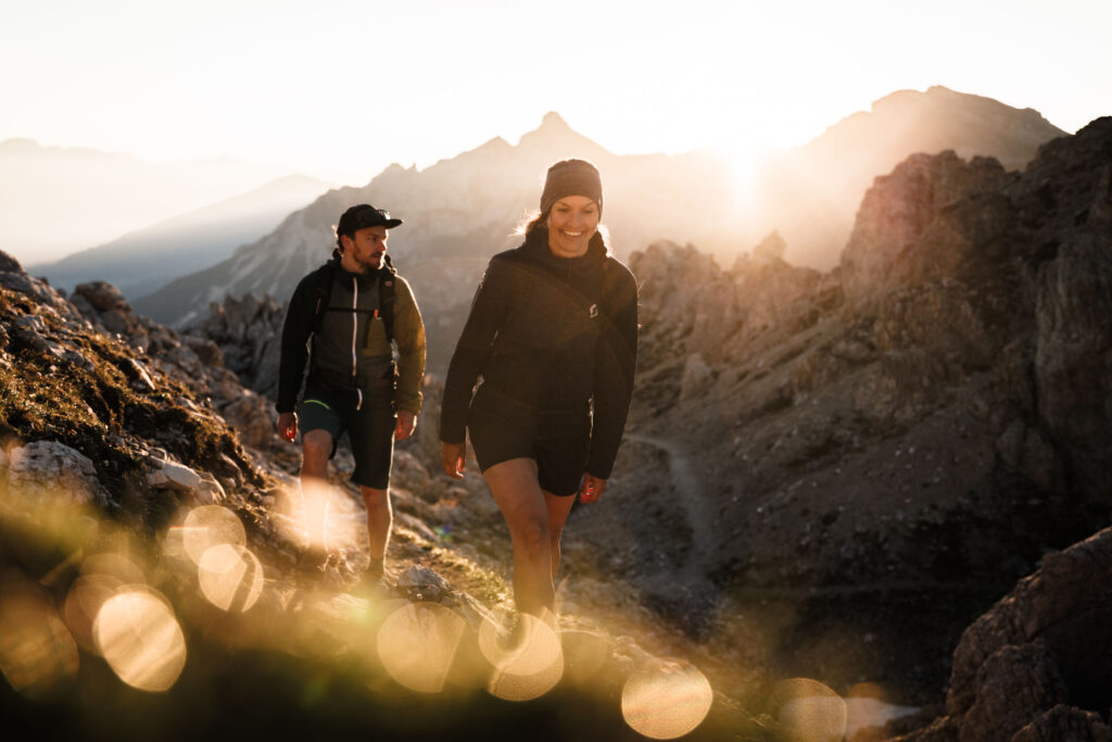Paar beim Wandern in der Abendsonne in den Stubaier Alpen – euer Urlaub im Stubaital in Tirol